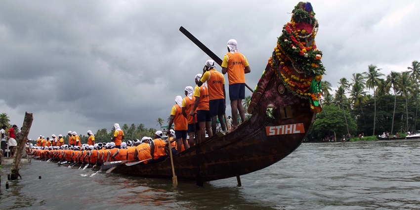 Teamwork in action as rowers paddle fiercely on the largest lake in India in Kerala’s famous Nehru Trophy Boat Race