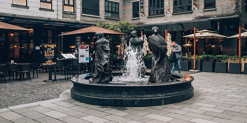 Image of Fountain with Sculptures in Xintiandi Shanghai - explore nightlife here in Xintiandi