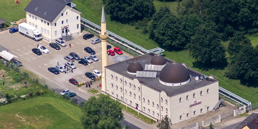 An image of Yunus Emre Mosque in Mannheim showcasing its elegant dome and minarets