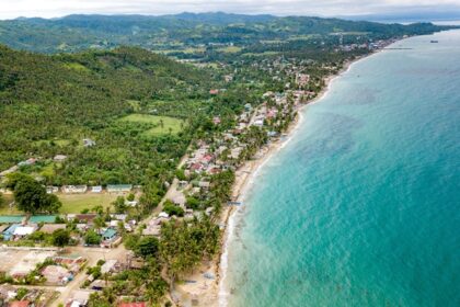 Aerial view of Cebu beaches boasting crystal-clear water, white sand, and coastal views.