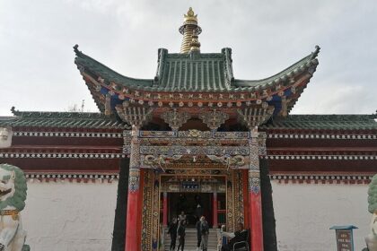 dive into a spiritual space of Buddhism practice at Labrang monastery