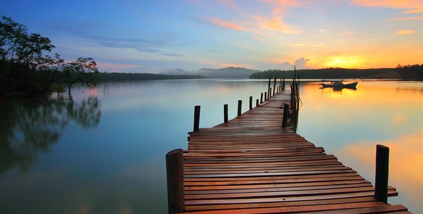 Ranglal Kunta is one of the lakes in Hyderabad with calm waters, greenery, and a clear sky.