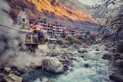 An image of Manikaran, one of the natural hot springs in India, located at Parvathi Valli in Kullu district.