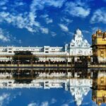 An image of the Lake with Hari Mandir in the backdrop, one of the best places to travel in April.