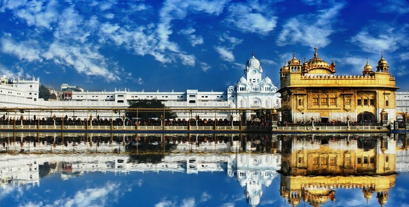 An image of the Lake with Hari Mandir in the backdrop, one of the best places to travel in April.