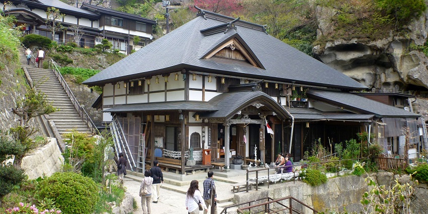 A stunning mountaintop temple with panoramic views and a peaceful atmosphere.