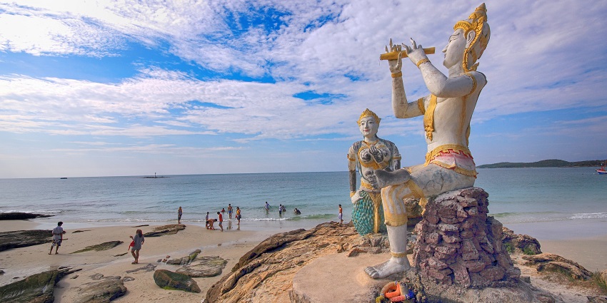 A historic temple in Rayong showcasing traditional Thai architecture.