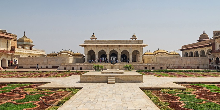 Explore Agra’s regal past at the Agra fort, one of the popular oldest forts in india