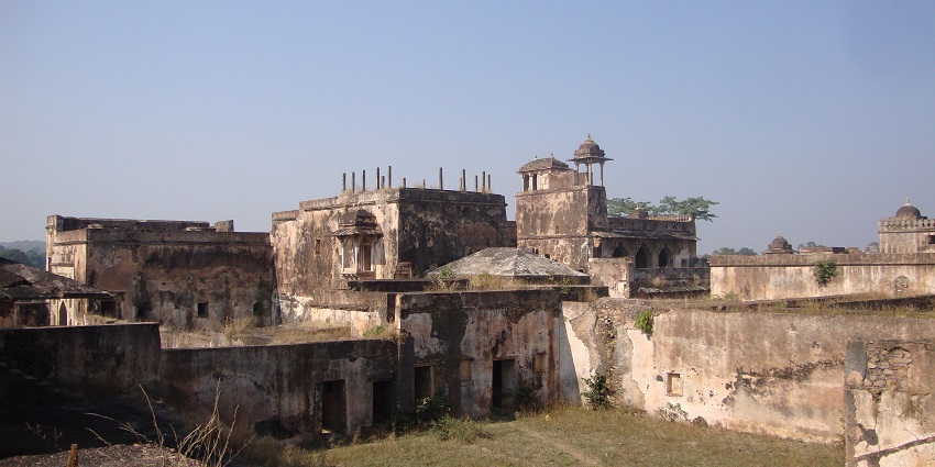 Fort in Bihar with traditional architecture, fort ruins and grass growing on the walls