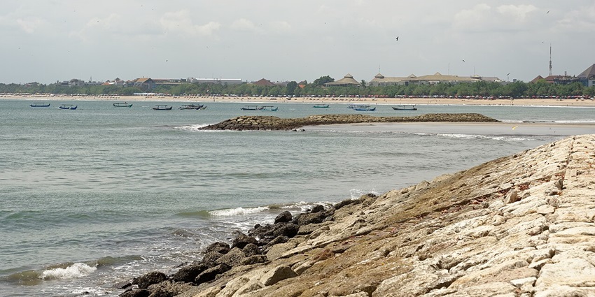 An image of a beach similar to Akkarena beach, one of the best places to visit in Makassar