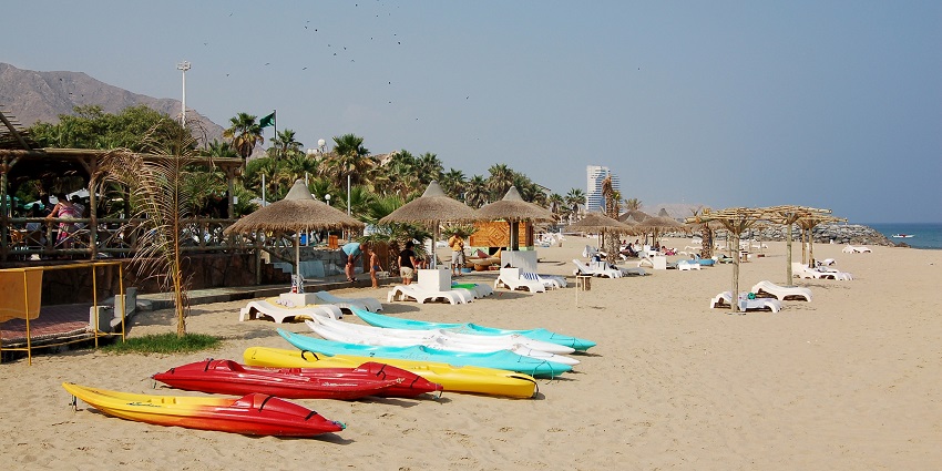 Scenic coastline perfect for snorkeling in Fujairah’s rich underwater ecosystem.