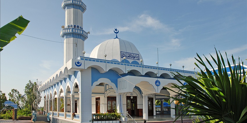 This mosque is located in a Cham village on the right bank of the Bassac opposite Chau Doc
