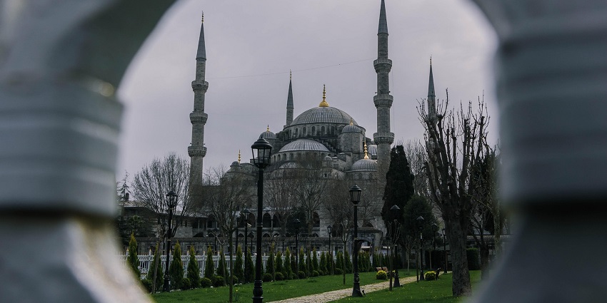 An image of a mosque resembling the Al Noor Mosque, a popular mosque in Vietnam