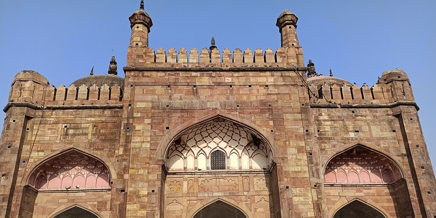 Main entrance of the Alamgir Mosque, showcasing the intricate architecture