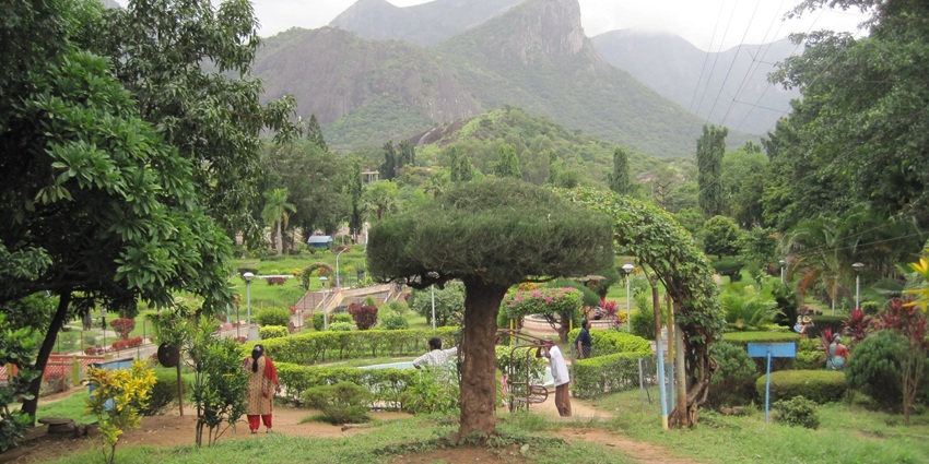 An image of Hill side view of Aliyar Reservoir, one of the best theme parks in Coimbatore.