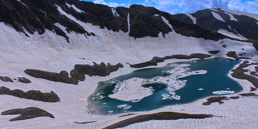 Frozen water body of Alpather lake surrounded by white snowy shorelines and mountains
Viewers of this file can see comments and suggestions