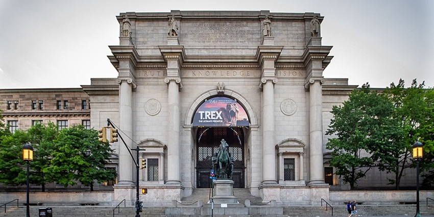 Image of the entrance of the American Museum of Natural History, a top science museum in the world.