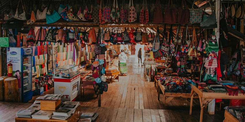 View of the streets of Analakely Market, one of the best places around Lemurs Park.