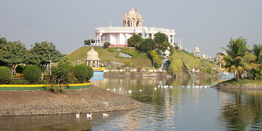 A stunning image of Anand Sagar Lake, a peaceful retreat near the water park, one of the best places to visit around the Shegaon water park.