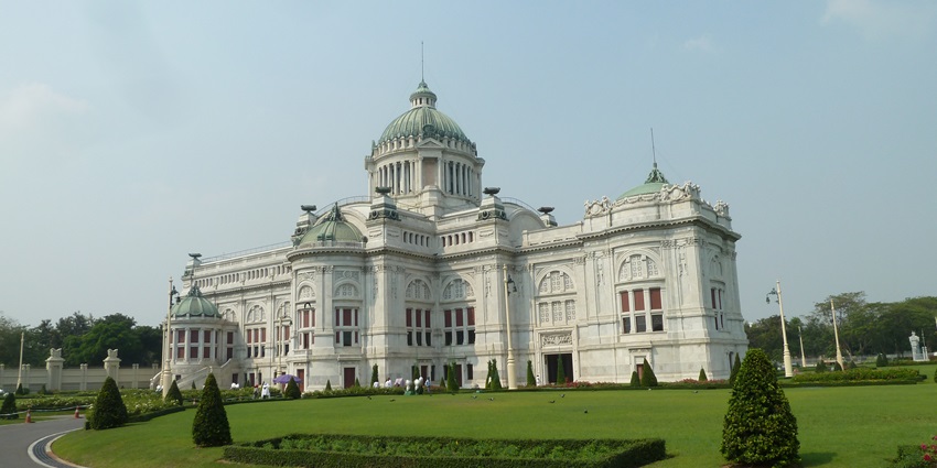 A picture of the majestic Ananta Samakhom Throne Hall with its ornate dome and intricate marble façade.