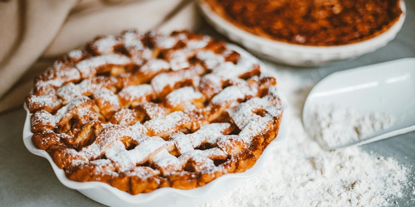An image showing an apple pie, one of the most famous foods to eat in the USA.