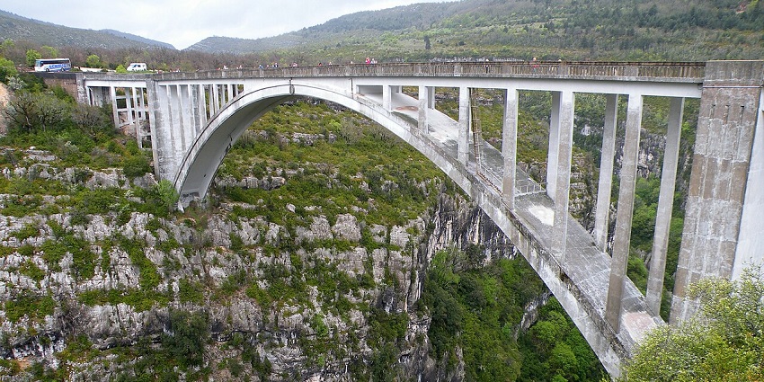 A view of the lush green landscapes from the Artuby Bridge ideal for bungee jumping