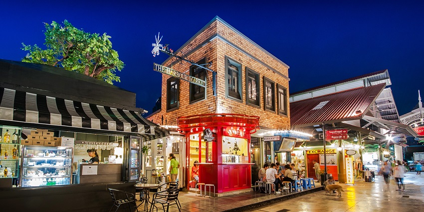 Photo of Asiatique The Riverfront, a vibrant night market and amusement vacation spot.
