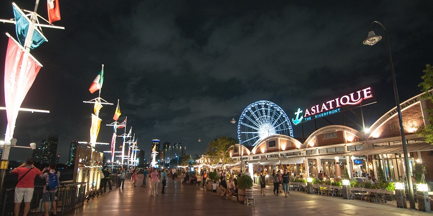 Asiatique blends a market and mall, offering shopping, handicrafts, and entertainment.