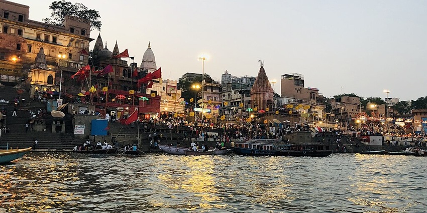 The serene waters of Assi Ghat in Varanasi make it a lively and adventurous family attraction.