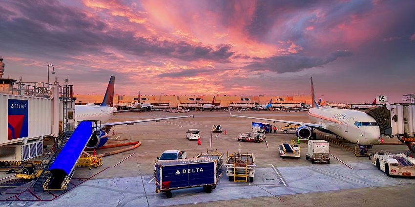 An image of airplanes at Atlanta Airport on a soothing evening with a pretty sky colour