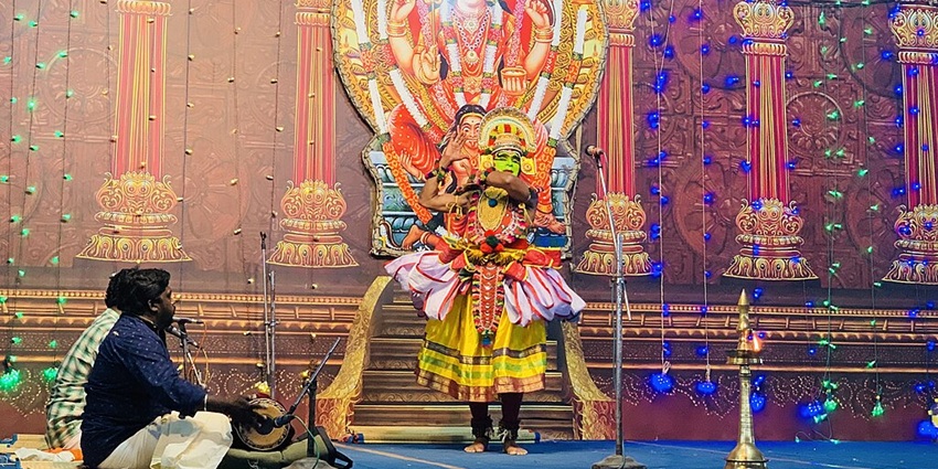 Ottamthullal, performed at Attukal Pongala which describes stories through dance and slokas.