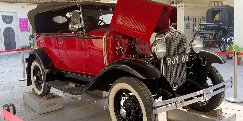 An image of a vehicle in Dastan Auto World Vintage Car Museum, showing the popular cars.