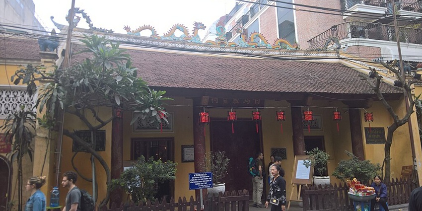 An image of Bach Ma Temple, one of the places to see near Tran Quoc Pagoda Hanoi