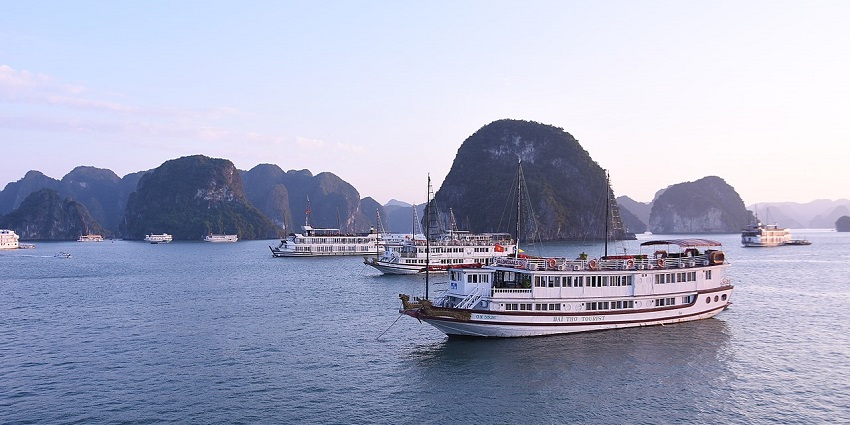 A picture of a boat coming down Bai Tho Mountain offering a stunning view of Sun World Halong Complex