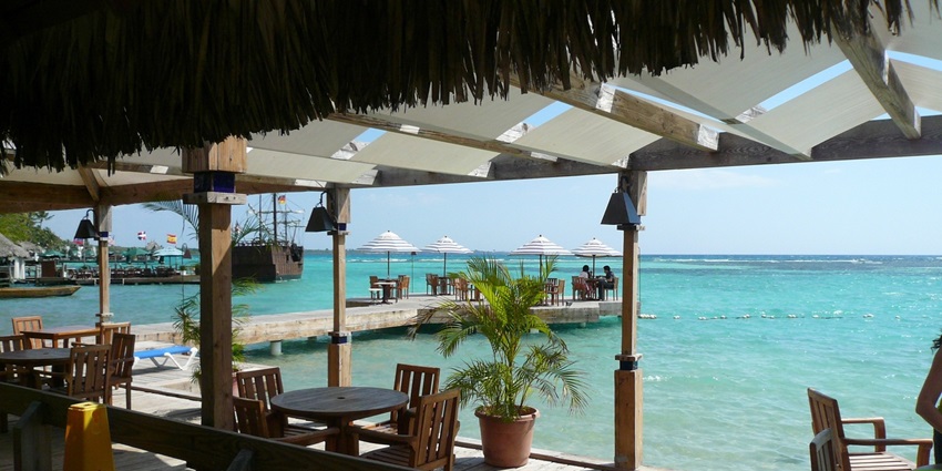 A vibrant beachfront bar in Dubai with live entertainment and tropical cocktails.