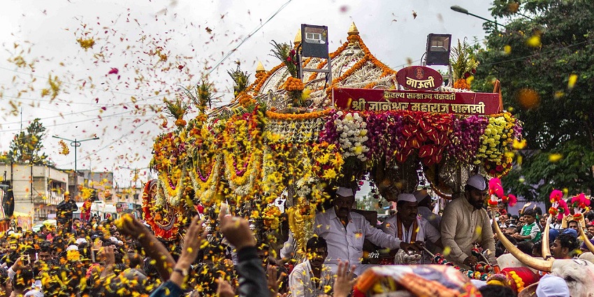 Image of people celebrating Dnyaneshwar Jayanti with the Palkhi Procession and flowers decorations