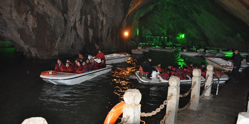  An image of the tourists visiting the Benxi Water Cave nearby