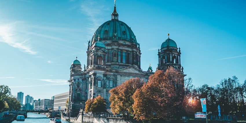 Discover Berlin’s rich history, vibrant arts scene, and iconic Brandenburg Gate.