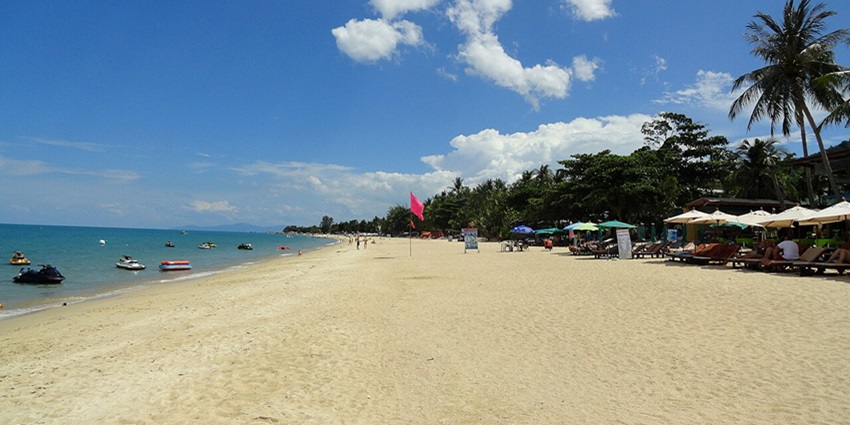 Lamai Beach, Koh Samui, at its sunniest and most beautiful from December through April.