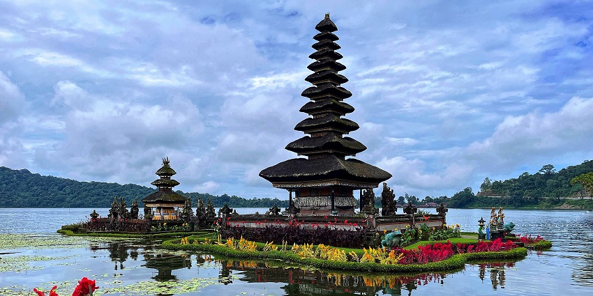 The best time to visit Angseri hot spring in Bali, Indonesia is from April to October.
