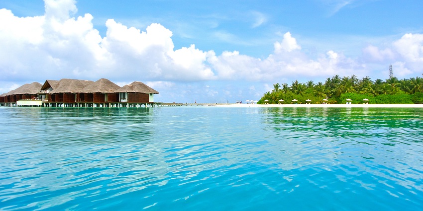 The best time to visit Veligandu Island is between November and April.