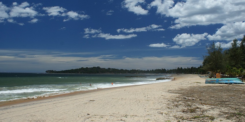 A cloudy day at Arugam Beach, a peaceful and family-friendly place to visit in Arugam Bay.