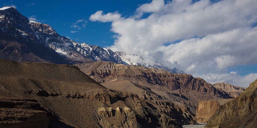 Kali Gandaki Gorge, blooms in spring with vibrant flora and breathtaking landscapes