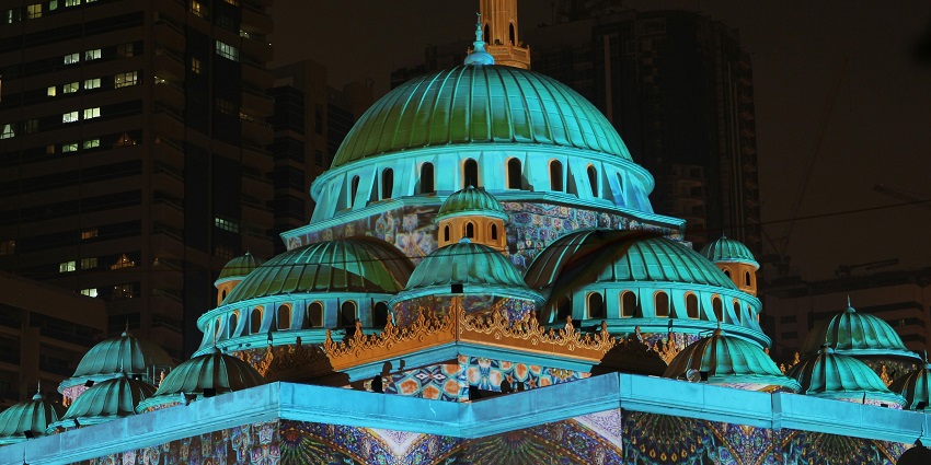 Al Noor Mosque Sharjah glows beautifully at sunset; visit from November to March.