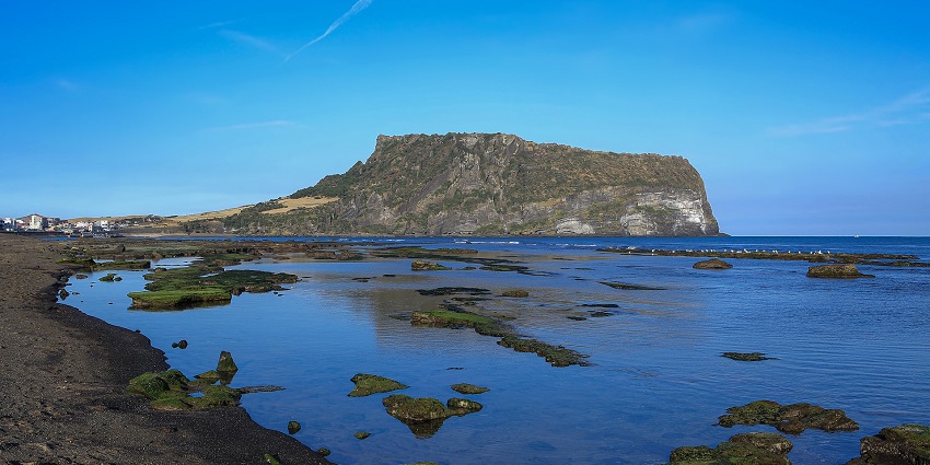 An image showing Governor Island in Tasmania with its rocky coastline and surrounding ocean waters.