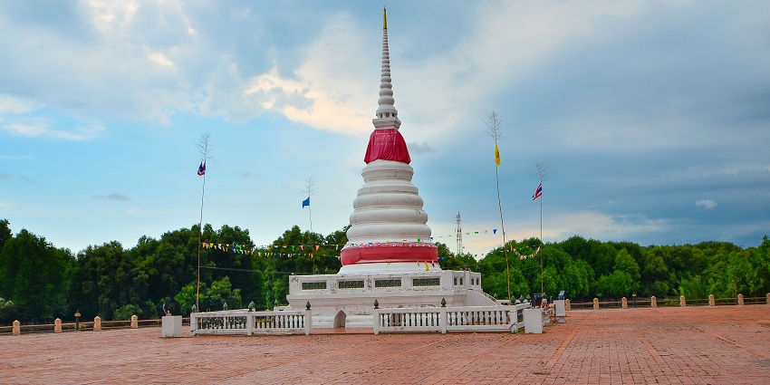 Stunning view of a cultural attraction in the city with the clear blue sky in the background.