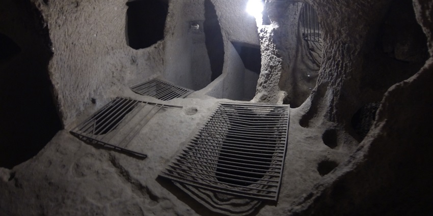A picture of Kaymakli Underground City during the best season, with a clear sky.
