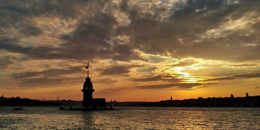 A picture of a breathtaking sunset view over Maiden’s Tower.