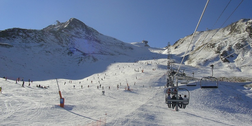 The best time to visit El Pasa de la Casa is during the winter months as the snow turns the town into a wonderful snow-paradise.