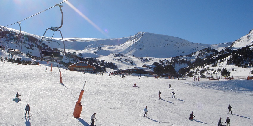 El Tarter’s ski season peaks in February and March, offering fresh snow and comfortable temperatures.